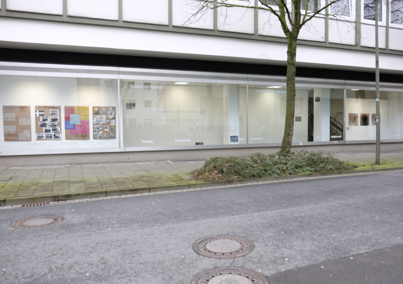 Ansicht der Schaufensterausstellung. Ansicht der Schaufensterausstellung.