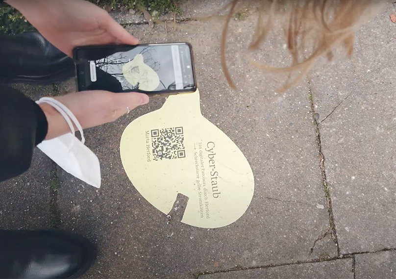 Zu Fuß und mit Handy unterwegs in Herford. Bildrechte: M. Knoellner Zu Fuß und mit Handy unterwegs in Herford. Bildrechte: M. Knoellner