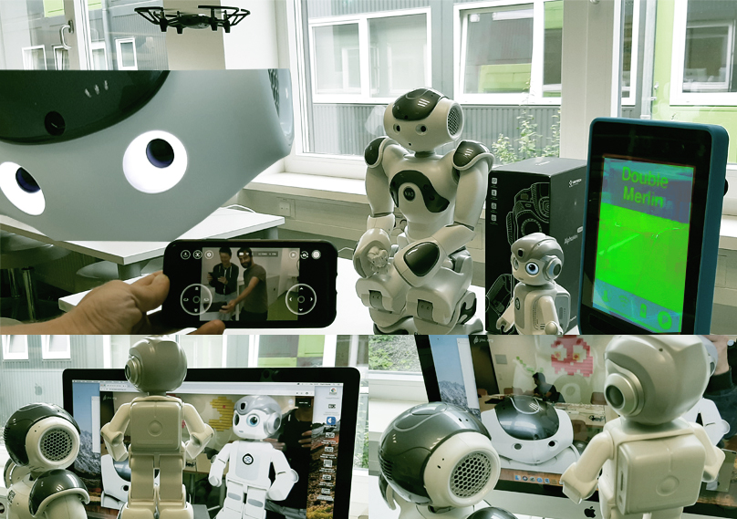 Verschiedene Roboter vor einem Bildschirm. Ein Smartphone fotografiert die Roboter. Verschiedene Roboter vor einem Bildschirm. Ein Smartphone fotografiert die Roboter.