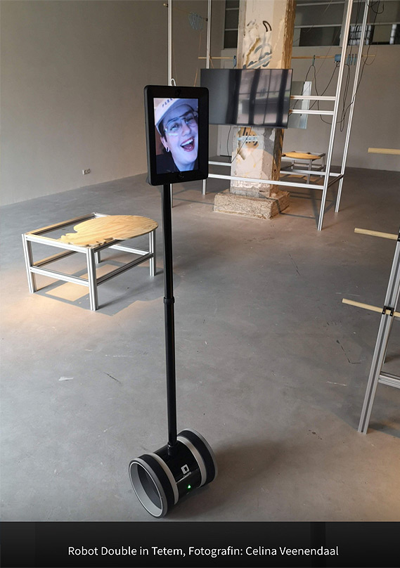 Ein Telepräsenzroboter. Er zeigt auf seinem Display live ein menschliches Gesicht und kann sich mit Rollen durch den Raum bewegen.
