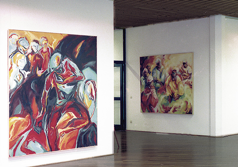 Zwei Runde Bilder mit Menschen an den Wänden der Schloßgarten-Mensa.