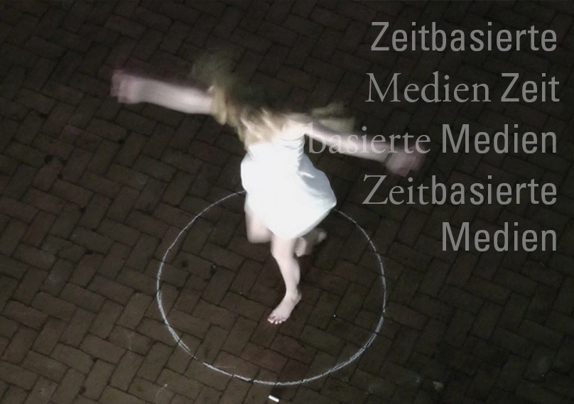 Eine Frau tanzt in einem aufgemalten Kreis.